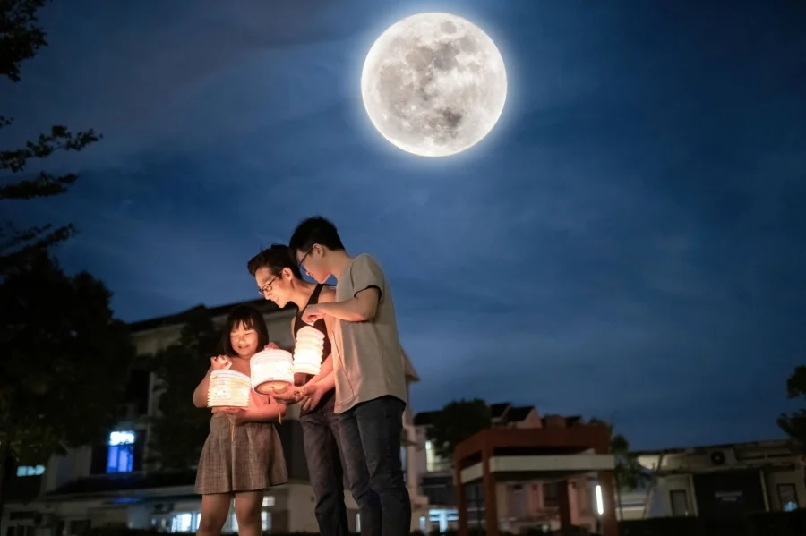 Ngắm trăng là một trong những hoạt động quan trọng trong dịp Tết Trung Thu tại Trung Quốc