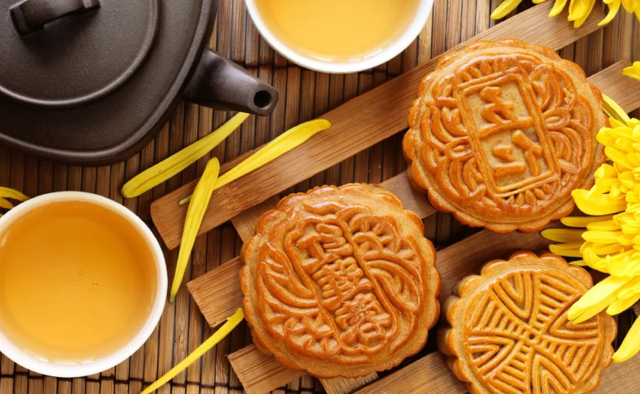 Một trong những nét đẹp văn hóa đặc sắc nhất trong dịp Tết Trung thu ở Trung Quốc chính là tục lệ phá cỗ đêm trăng