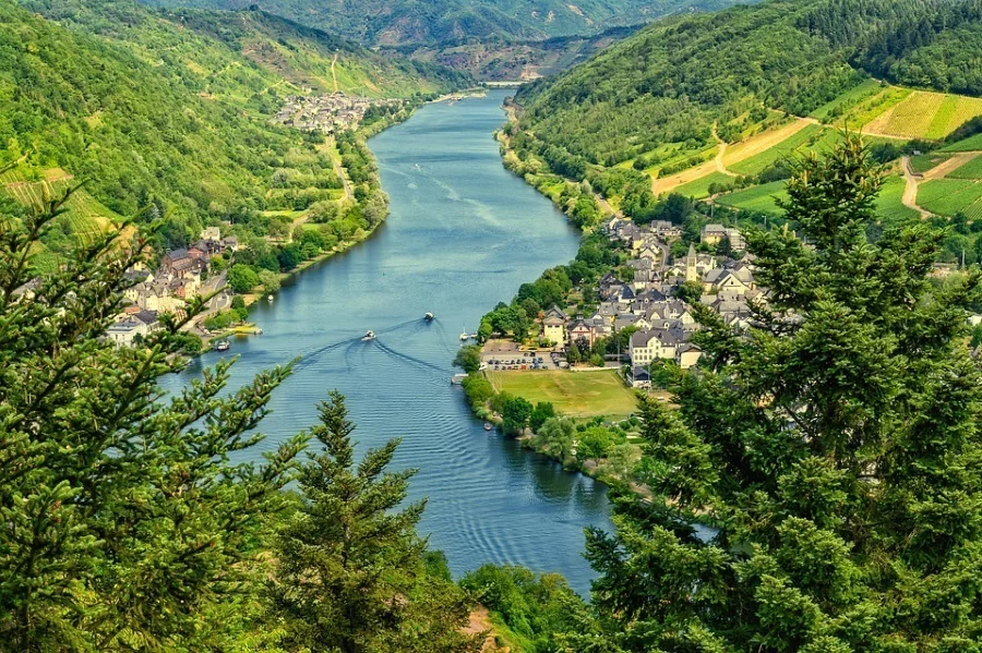 Sông Moselle thơ mộng như một dải lụa mềm mại uốn lượn qua thung lũng, mời gọi du khách đến khám phá vẻ đẹp nên thơ của Luxembourg