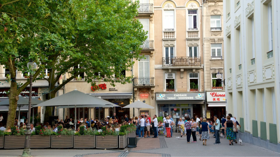 Nằm ngay tại trung tâm của thành phố Luxembourg, Quảng trường Place d'Armes là nơi hội tụ của lịch sử và hiện đại