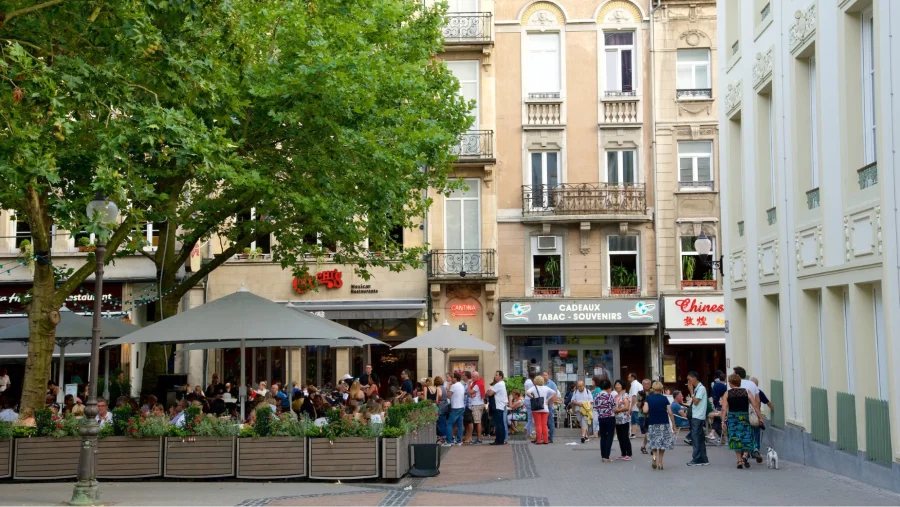 Nằm ngay tại trung tâm của thành phố Luxembourg, Quảng trường Place d'Armes là nơi hội tụ của lịch sử và hiện đại