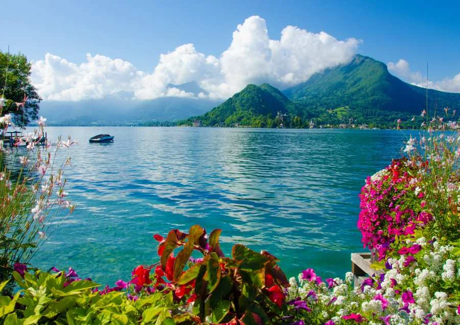 Hồ Annecy nằm ẩn mình giữa những dãy núi Alps hùng vĩ