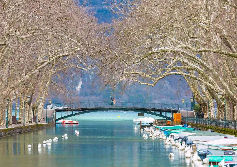 Cầu Pont des Amours bắc ngang dòng kênh Thiou thơ mộng ở Annecy là biểu tượng của tình yêu và điểm đến lãng mạn