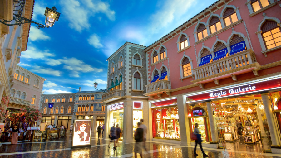 Las Vegas còn nổi tiếng là một thiên đường mua sắm thu hút hàng triệu du khách mỗi năm