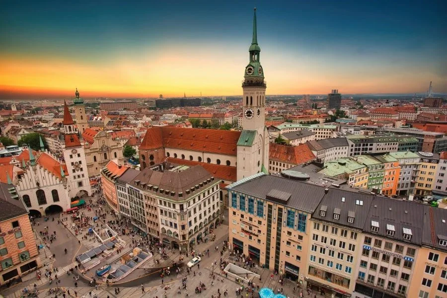 Thành phố Munich cách thủ đô Berlin khoảng 600km, nằm ở phía Nam của nước Đức
