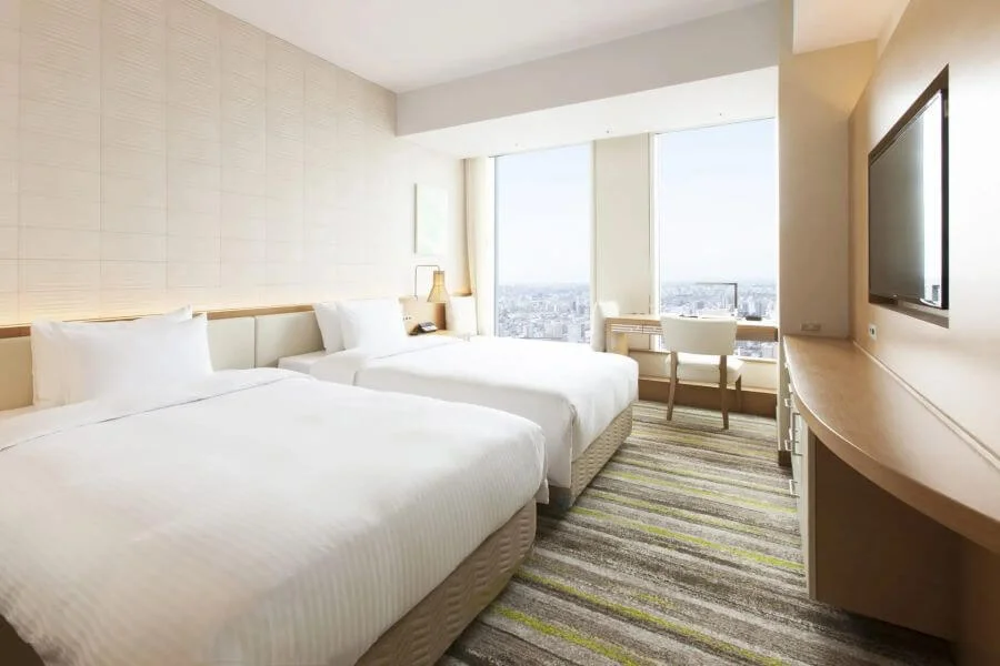 Nằm trong quần thể của Tháp đôi JR Central, bạn sẽ dễ dàng tìm thấy những khách sạn cao cấp với đầy đủ tiện nghi hiện đại