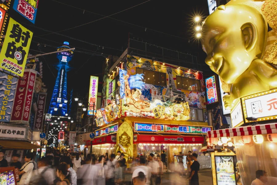 Bạn có thể thỏa sức mua sắm tại những cửa hàng quanh Tháp Tsutenkaku