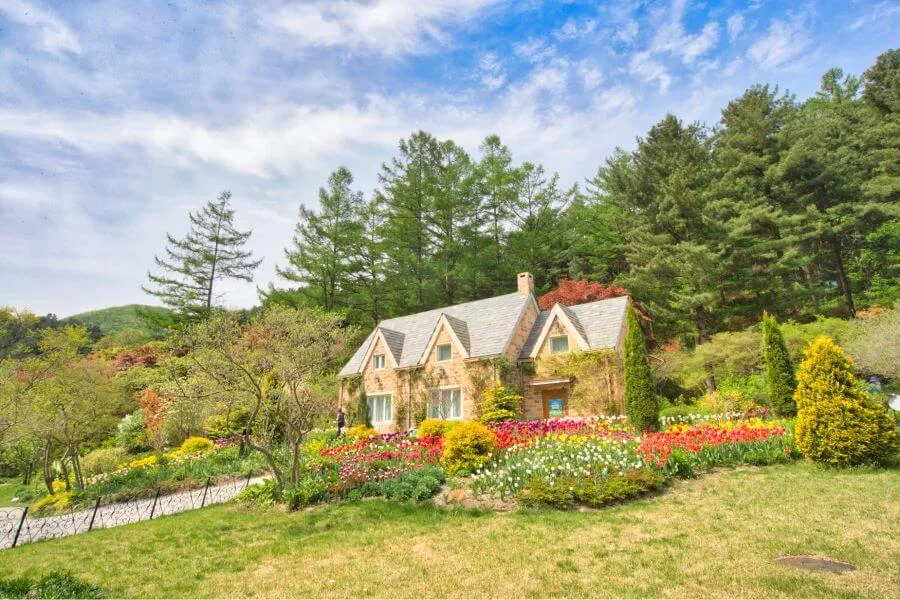 J's Cottage Garden là một khu vườn kiểu Anh đặc biệt, ẩn mình ngay sau Sunken Garden