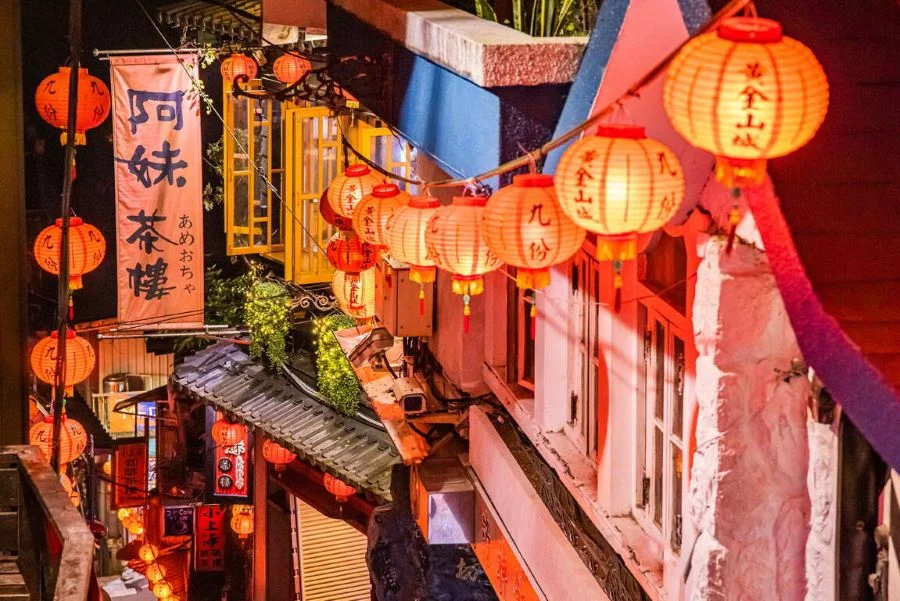Lạc vào thế giới đèn lồng đỏ ở Cửu Phần
