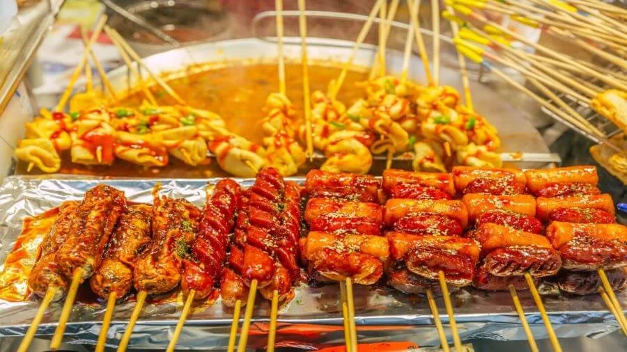 Các món ăn đường phố cũng rất được các tín đồ du lịch Hàn Quốc ưa chuộng khi đến với Hongdae