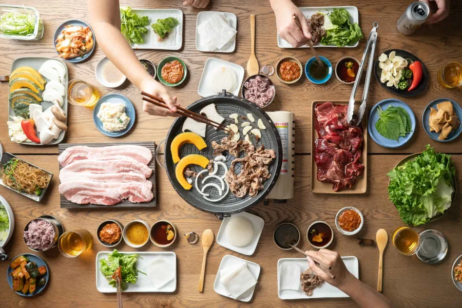 Thịt nướng Hàn Quốc là món ăn mà bạn nhất định không được bỏ qua khi đi du lịch Hàn Quốc
