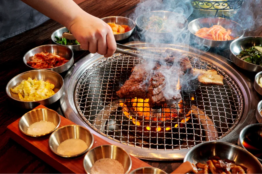 Thịt nướng là món ăn hứa hẹn mang đến trải nghiệm ẩm thực khó quên trong chuyến du lịch Hàn Quốc sắp tới cho bạn