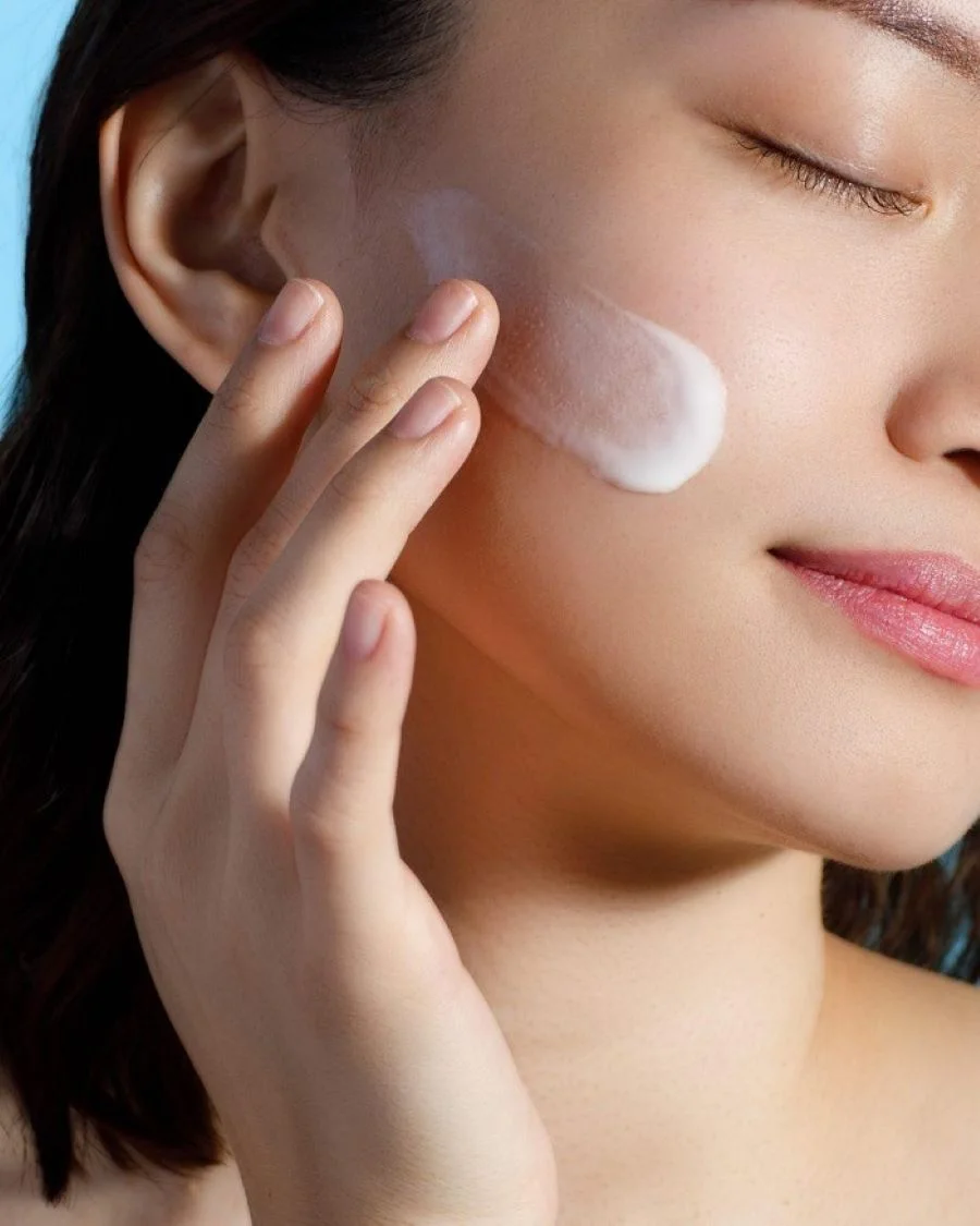 Dù không quá oi bức những ánh nắng mặt trời vẫn có thể ảnh hưởng đến làn da của bạn
