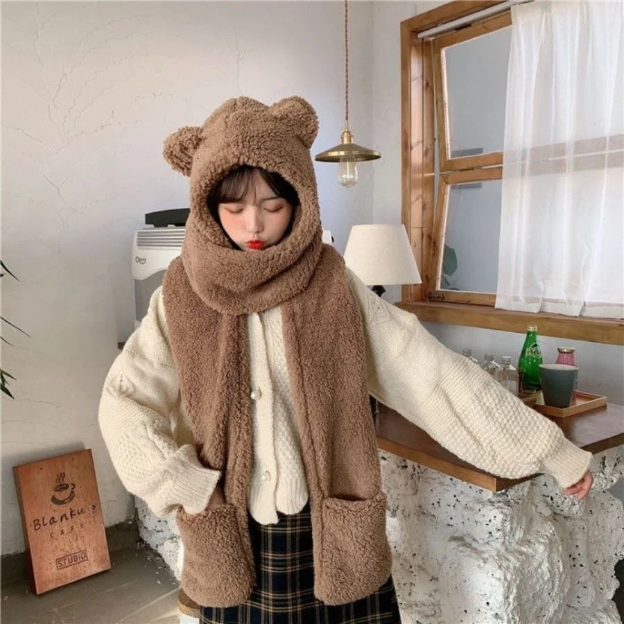 Trong những ngày gió lạnh, bạn hãy cầm theo một chiếc nón hoặc khăn quàng xinh xắn để vừa giữ ấm cho cơ thể