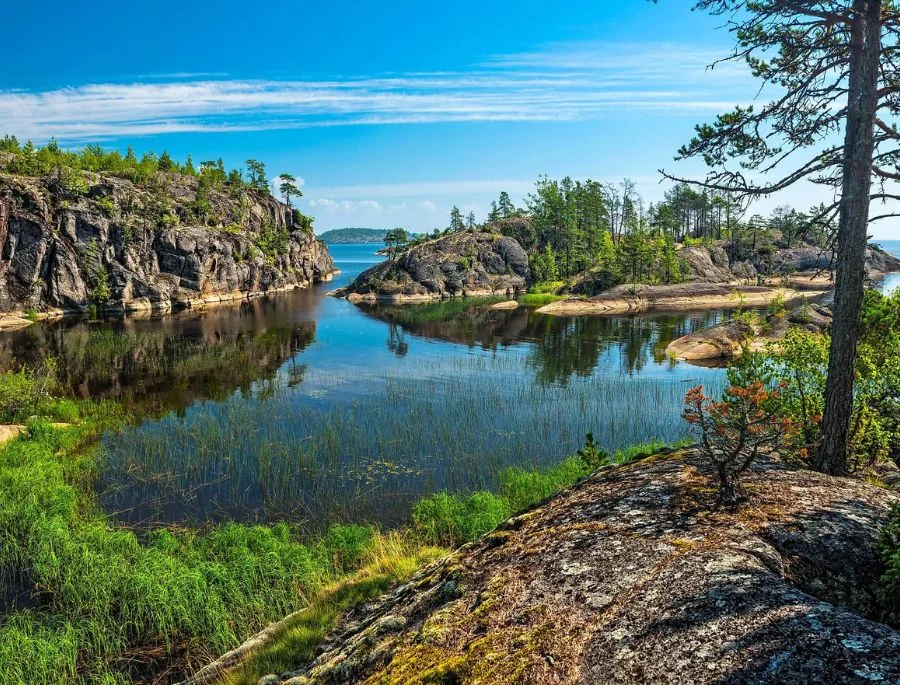 Hồ Ladoga là sự kết hợp hài hòa giữa nhiều yếu tố tự nhiên khác nhau
