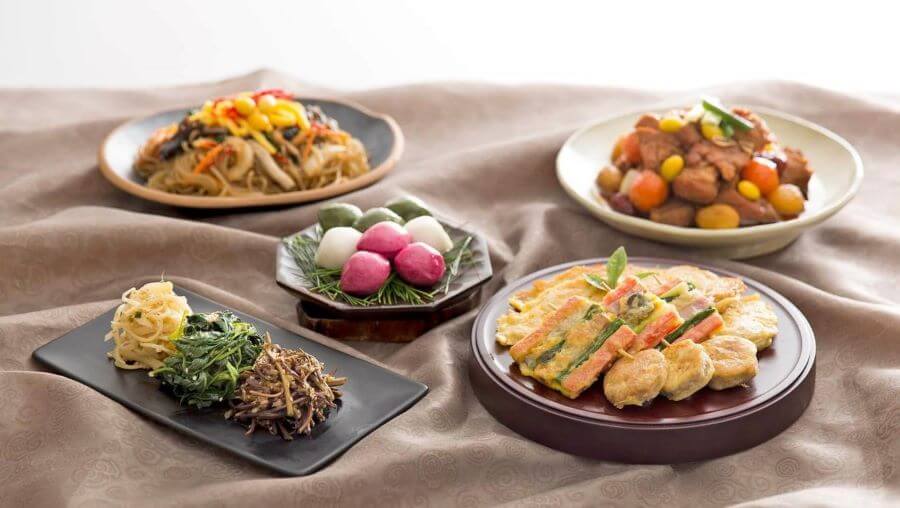 Mỗi món ăn đều mang một hương vị đặc trưng riêng làm nên sự phong phú và đa dạng của ẩm thực Hàn Quốc trong dịp Tết