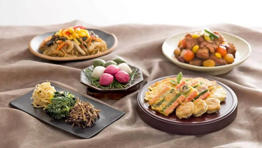 Mỗi món ăn đều mang một hương vị đặc trưng riêng làm nên sự phong phú và đa dạng của ẩm thực Hàn Quốc trong dịp Tết