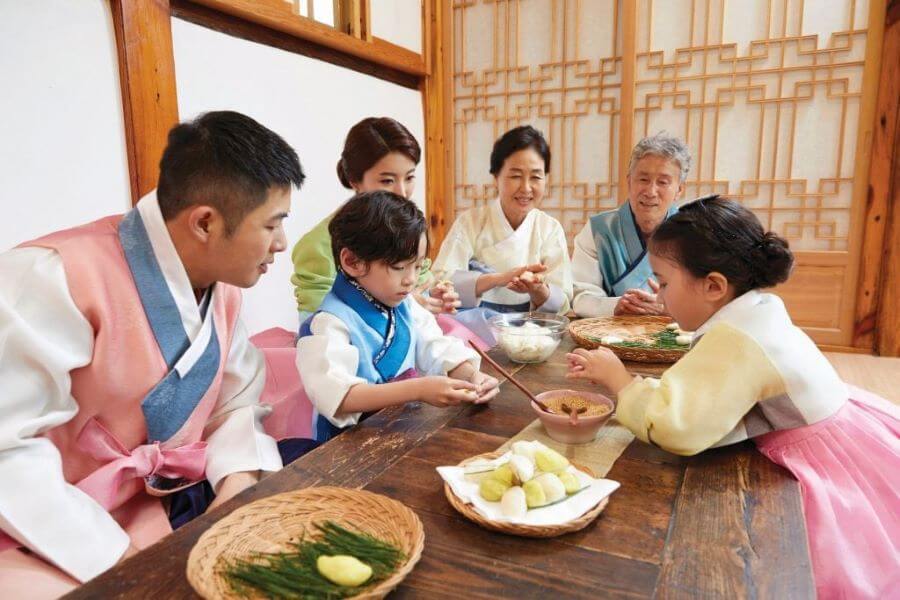 Việc thức cùng nhau như một cách để thể hiện sự gắn kết, tình yêu thương và sự quan tâm lẫn nhau trong gia đình