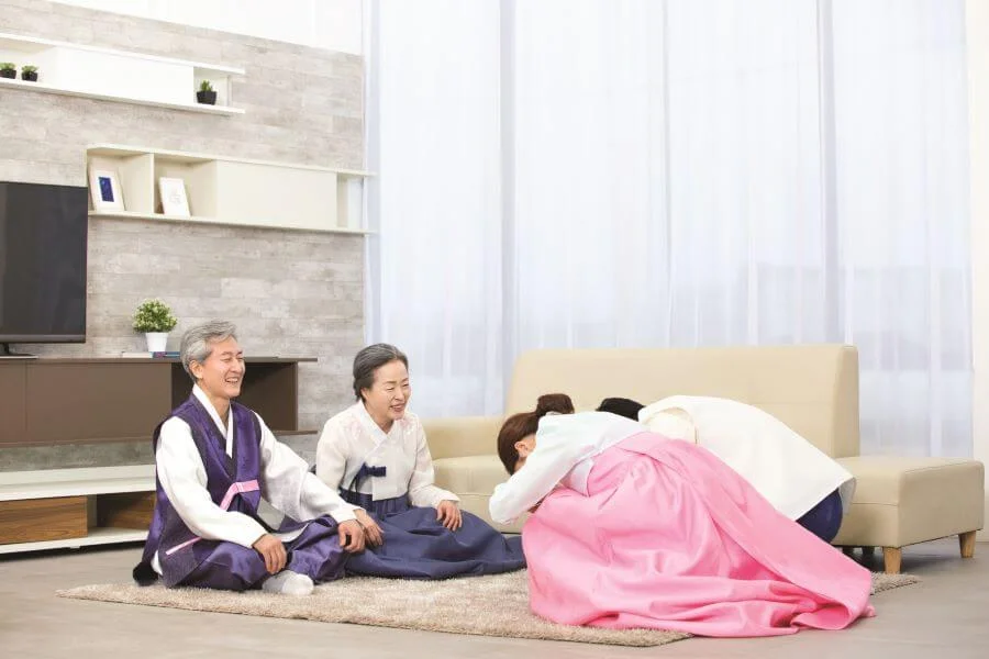 Sau lễ Charye là nghi thức Sebae, nghi thức con cháu bái lạy ông bà, cha mẹ