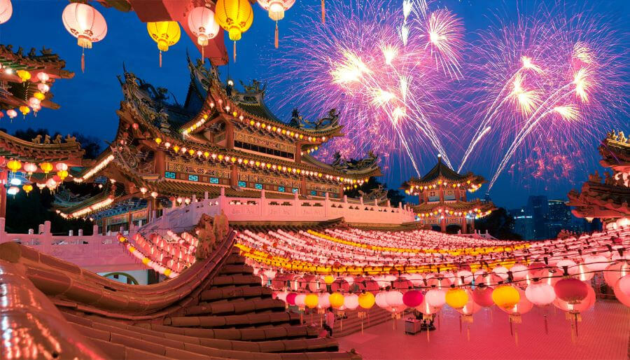 Các khu phố sầm uất sẽ trở nên náo nhiệt hơn bao giờ hết với những ánh đèn lấp lánh cùng tiếng nhạc của những bài hát mừng năm mới