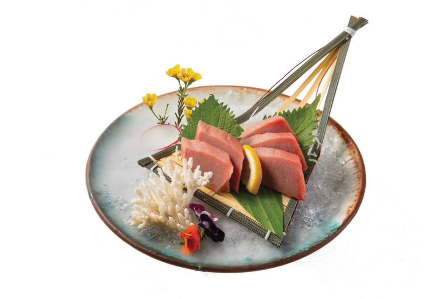 Từng lát sashimi cá ngừ được cắt ra mỏng tang, để lộ phần thịt mềm mại, mịn màng như lụa