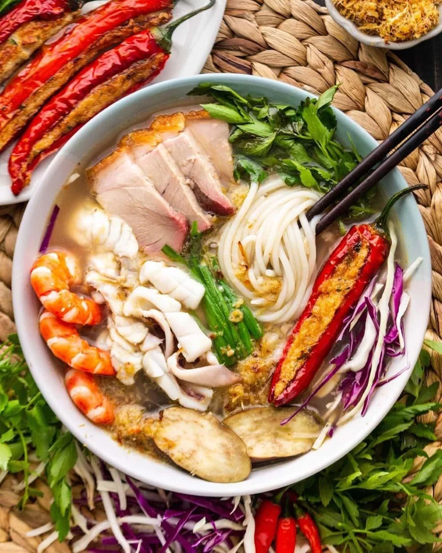 Bún mắm miền Tây là món ăn nổi tiếng với sự hài hòa về màu sắc và hương vị, khiến thực khách say mê, lưu luyến