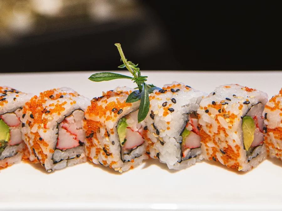 Uramaki Sushi với cách trình bày có chút khác biệt nhưng lại vô cùng thơm ngon và hấp dẫn