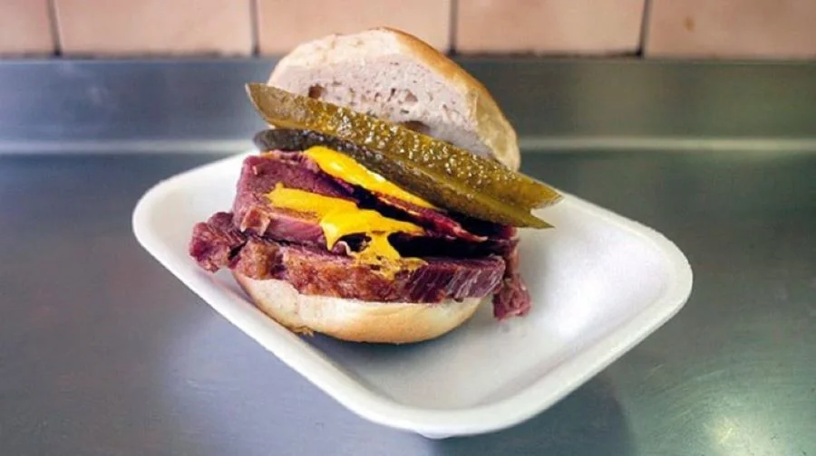 Bánh mì kẹp bò muối là một món ăn sáng quen thuộc của người dân Anh Quốc