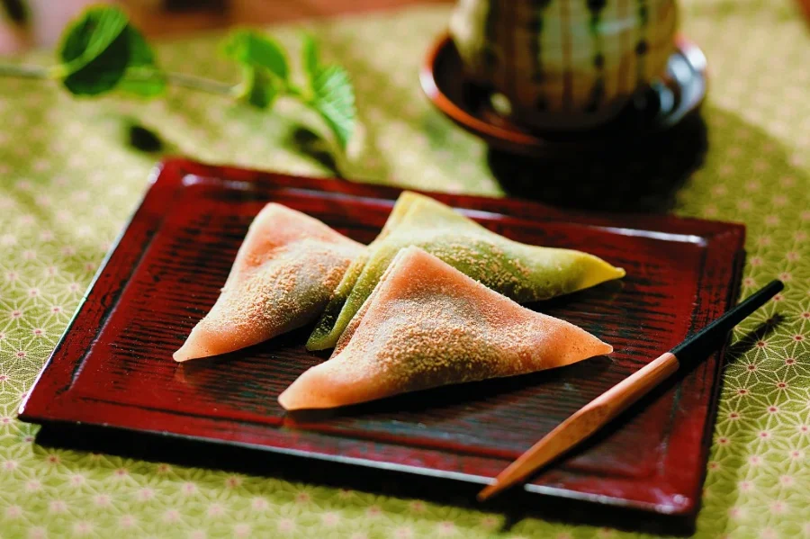 Cắn một miếng bánh, bạn sẽ cảm nhận được sự hòa quyện tinh tế giữa lớp vỏ mềm dẻo và nhân đậu đỏ ngọt bùi