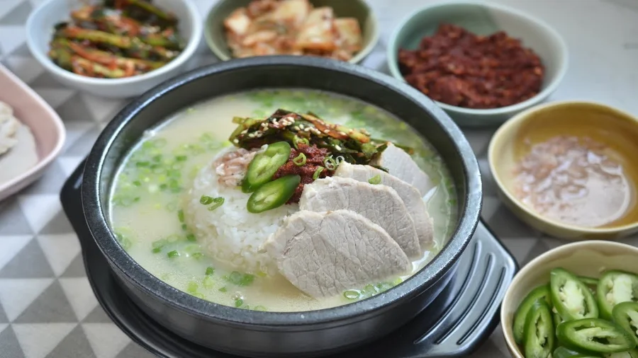 Dwaeji Gukbap là món canh này mang đậm dấu ấn Busan với cách chế biến cầu kỳ và tỉ mỉ