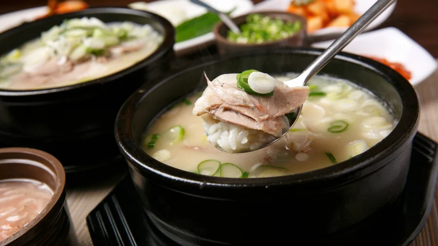 Dwaeji Gukbap sở hữu hương vị đậm đà với sự hòa quyện giữa nước dùng thanh tao và vị ngọt thanh của thịt lợn