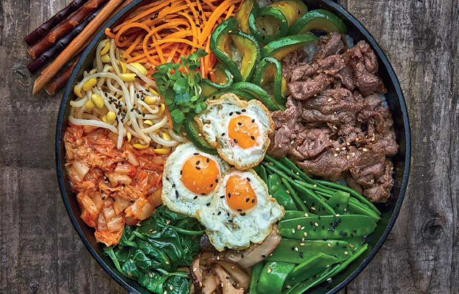 Nhắc đến những món ăn đặc trưng của mùa xuân Hàn Quốc thì không thể nào không nhắc đến món cơm trộn trứ danh