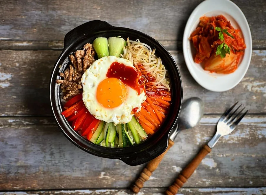 Cơm trộn là sự kết hợp hài hòa giữa cơm trắng, rau củ quả theo mùa, thịt bò xào, trứng ốp la và tương ớt Gochujang