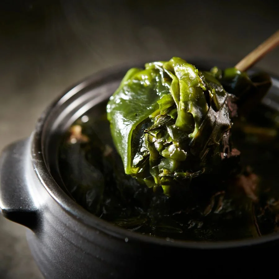 Súp rong biển Miyeokguk - Một món ăn truyền thống không thể thiếu trong ngày đầu năm mới Hàn Quốc