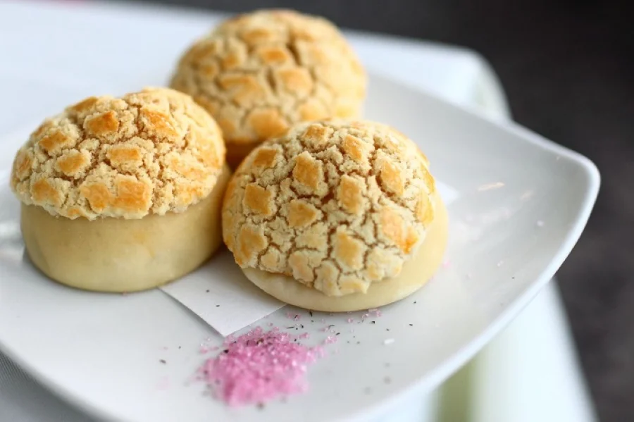 Món bánh này sở hữu sức hấp dẫn khó cưỡng với lớp vỏ vàng ươm giòn rụm, phần nhân mềm mịn ngọt ngào