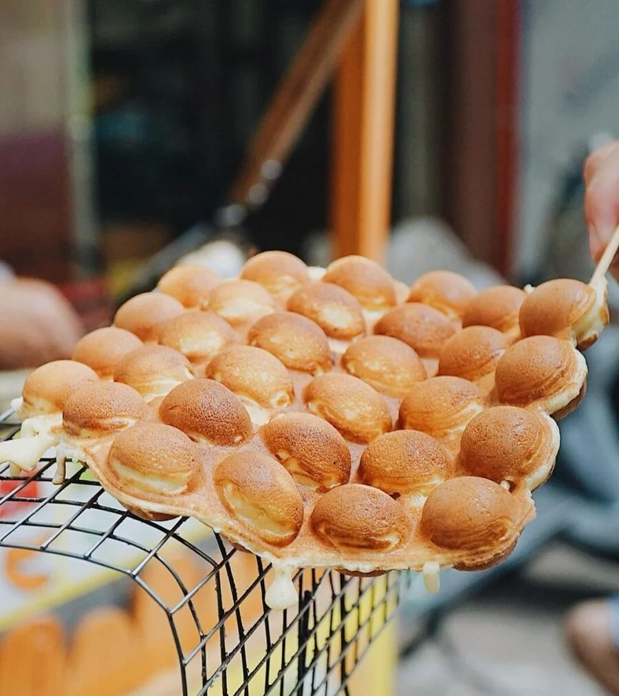 Bánh Gai Dan Jai vàng ươm, giòn tan bên ngoài, mềm mại bên trong