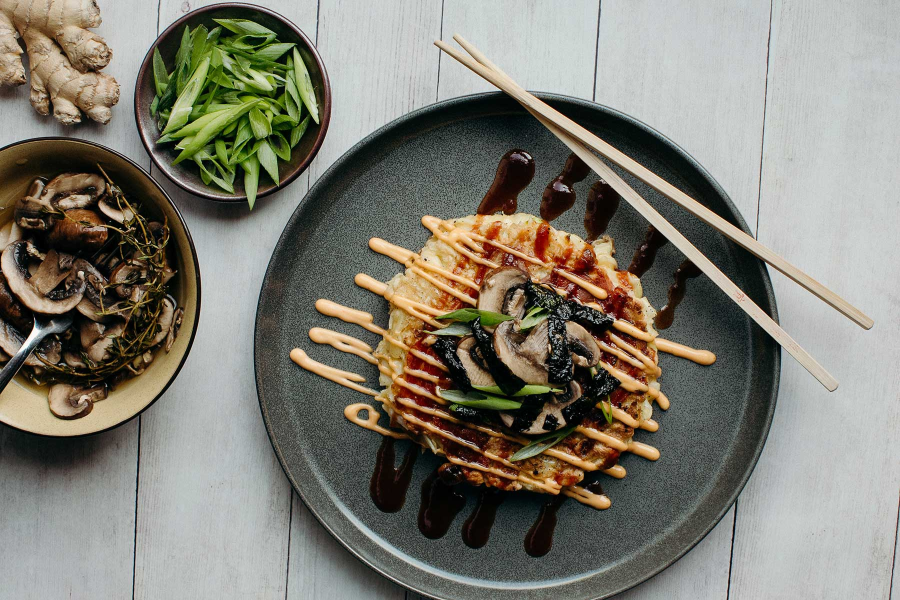 Okonomiyaki, món bánh xèo Nhật Bản thân quen, ẩn chứa một lịch sử lâu đời và sự phát triển thú vị