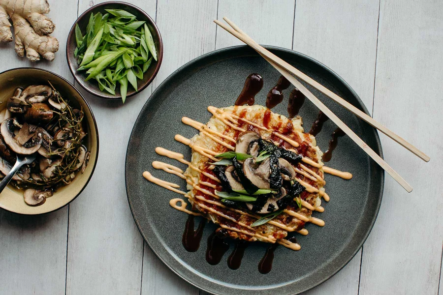 Okonomiyaki, món bánh xèo Nhật Bản thân quen, ẩn chứa một lịch sử lâu đời và sự phát triển thú vị