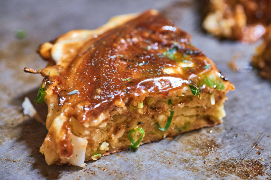 Okonomiyaki Chitose là một điểm đến không thể bỏ qua cho những tín đồ của món bánh xèo Nhật Bản