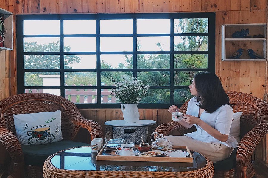 Thưởng thức trà trong căn nhà gỗ ngập tràn hoa Daisy giữa lòng Đà Lạt Thưởng thức trà trong căn nhà gỗ ngập tràn hoa Daisy giữa lòng Đà Lạt