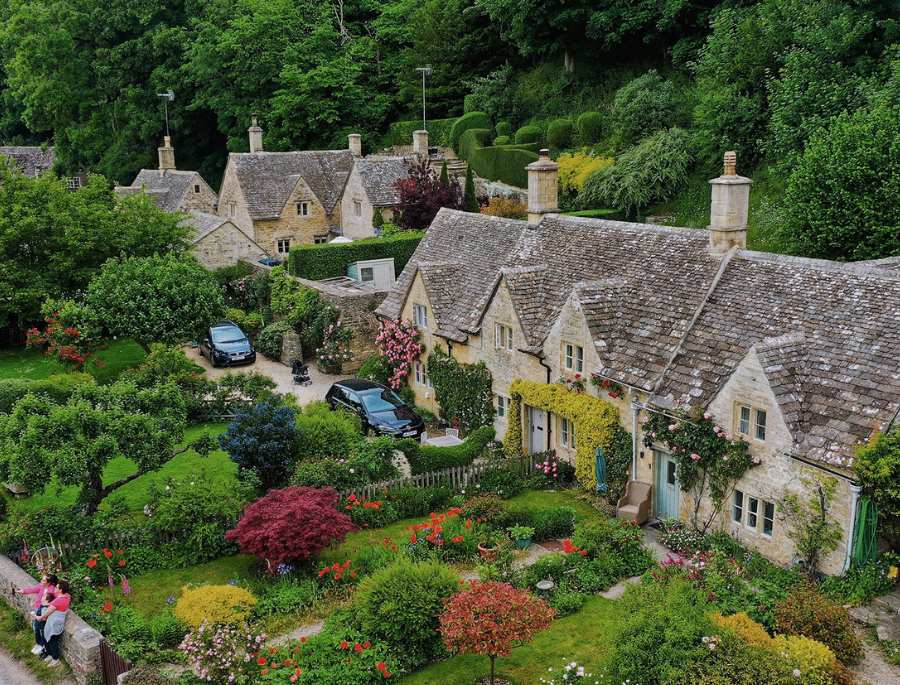Khung cảnh ngập tràn cây xanh xung quanh làng cổ Bibury