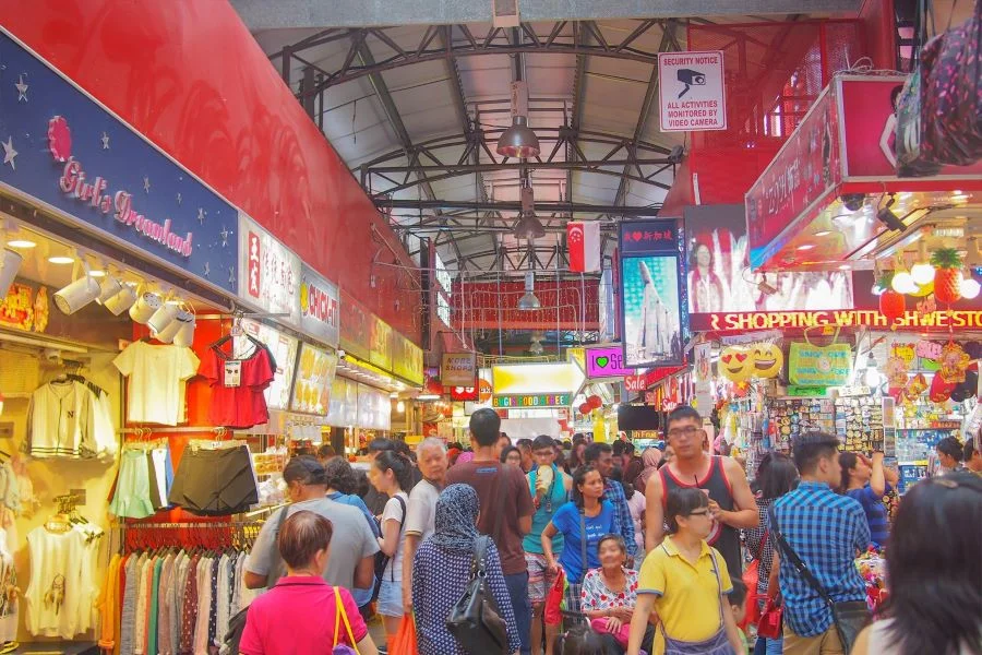 Sự nhộn nhịp mua bán tại khu chợ