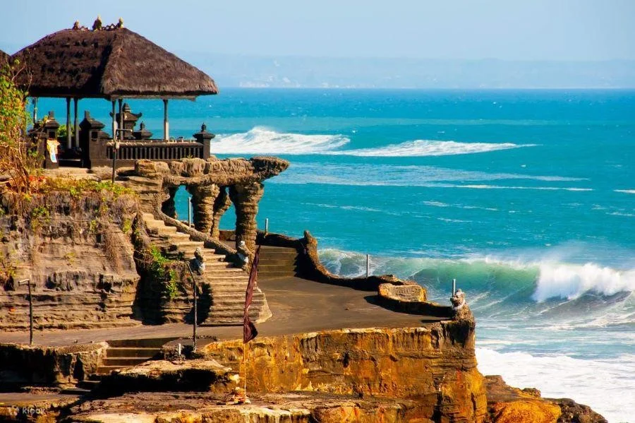 Tanah Lot nằm trên một mỏm đá trên biển