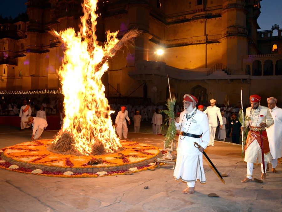 Chuẩn bị giàn thiêu Holika là một trong những hoạt động không thể thiếu