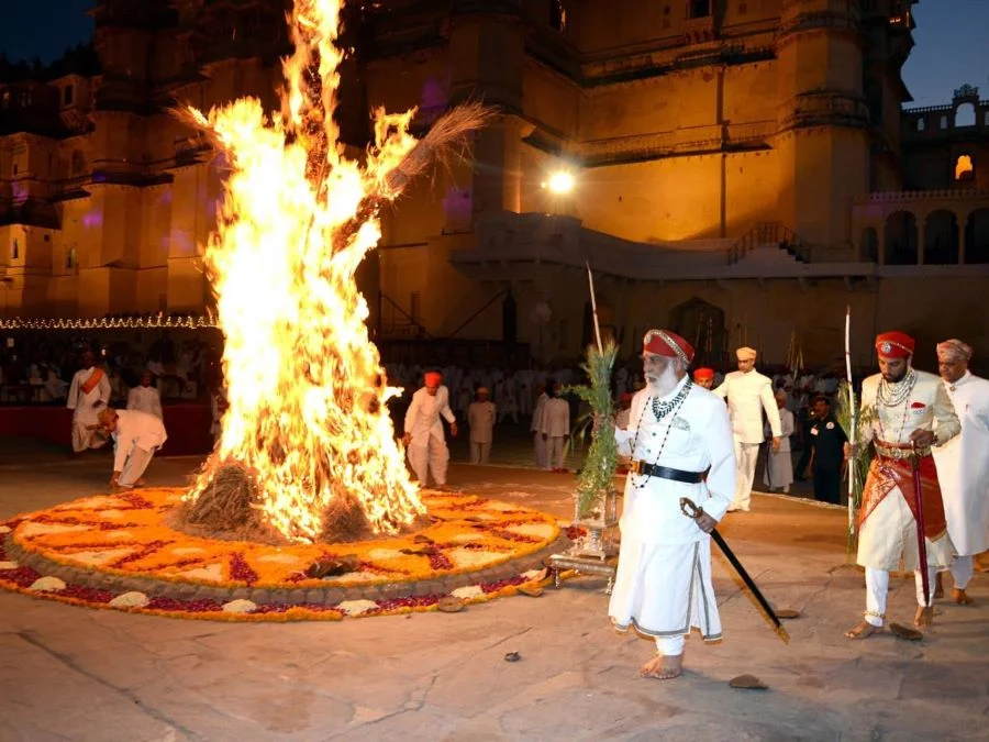 Chuẩn bị giàn thiêu Holika là một trong những hoạt động không thể thiếu