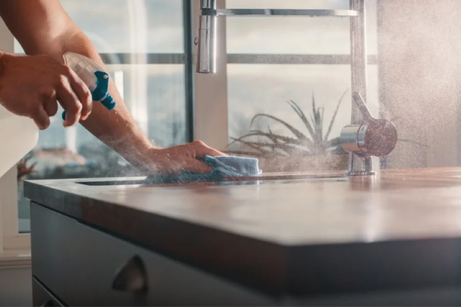 Người Nhật sẽ dành thời gian để lau chùi từng món đồ, góc nhà, thậm chí là cả những đồ vật trang trí
