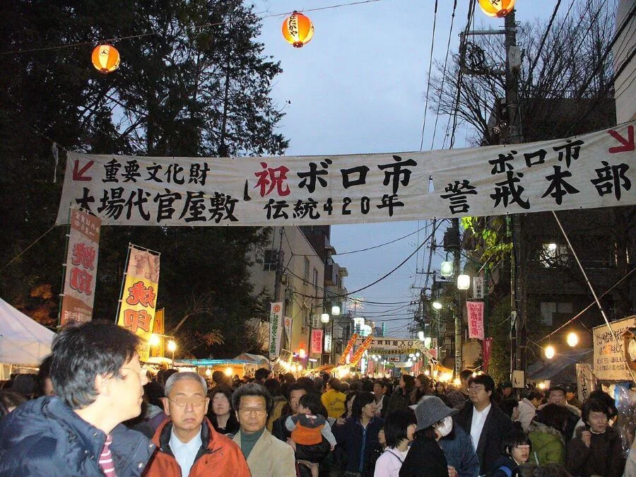 Phiên chợ Boro-ichi mang đến một bầu không khí náo nhiệt, vui tươi và đậm chất truyền thống Nhật Bản