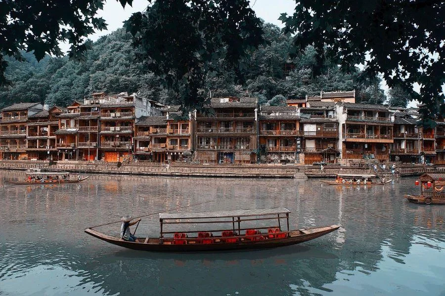 Một chiếc  thuyền nhỏ đang lênh đênh trên dòng sông Đà Giang