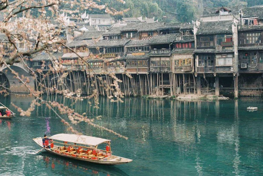 Phong cảnh “ non nước hữu tình” ở phố cổ Phượng Hoàng