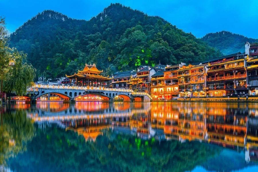 Lúc “chạng vạng” Phượng Hoàng cổ trấn sẽ trở nên rực rỡ, phát sáng cả một góc trời